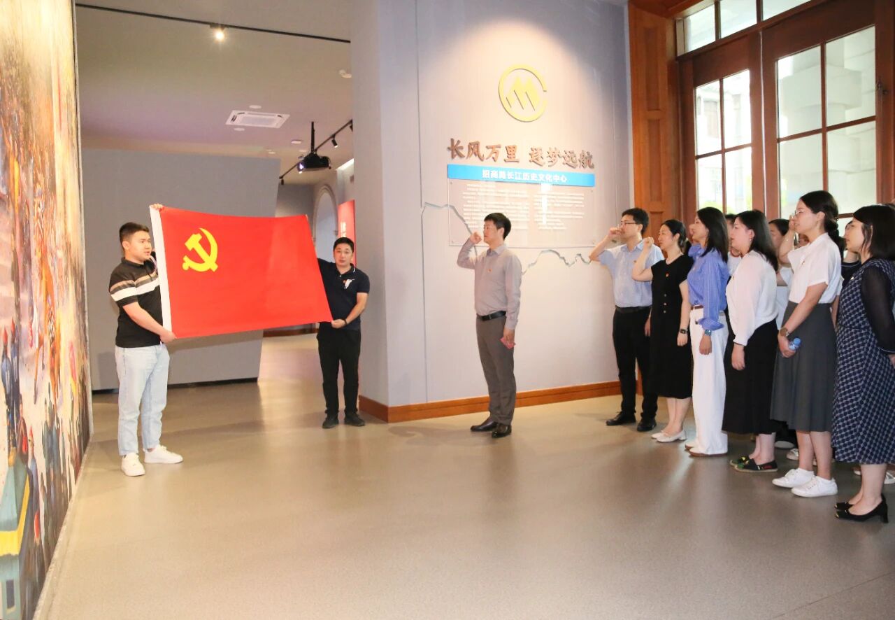 六合神童医药组织党员代表赴招商局长江历史文化中心开展主题党日活动